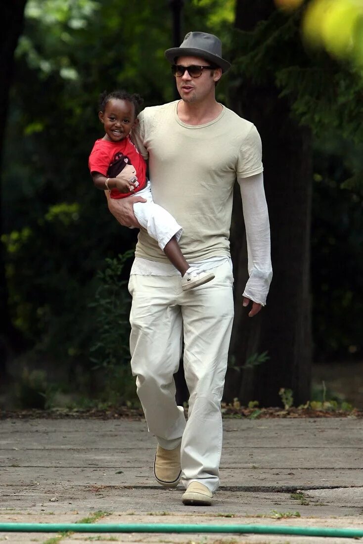 Захара Джоли-Питт. Брэд Питт с дочкой. Brad Pitt and Zahara. Захара Джоли-Питт и Брэд Питт. Захара питт