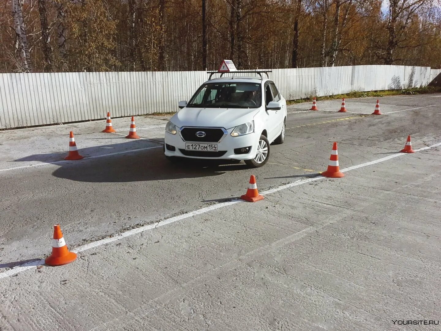 Автодром на самолетной 55. Автодром площадка. Площадка автошколы. Учебная машина на автодроме. Автодром новосибирская область и новосибирск продажа автомобилей