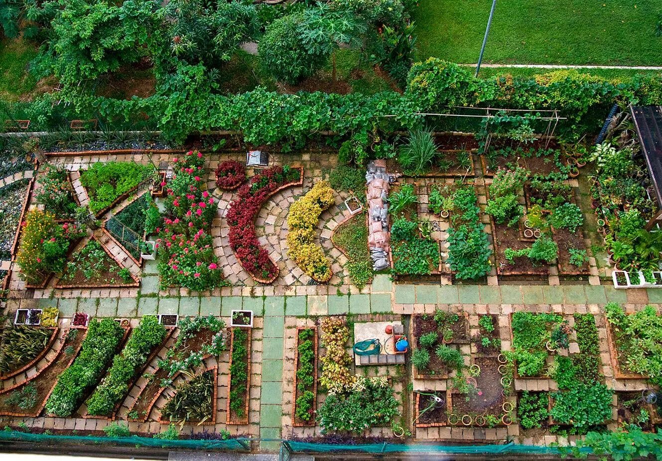 Грядки-клумбы мавританский дворик. Планировка ландшафта участка. Красивый участок. Гарден фореста ландшафт. Зонирование участка.