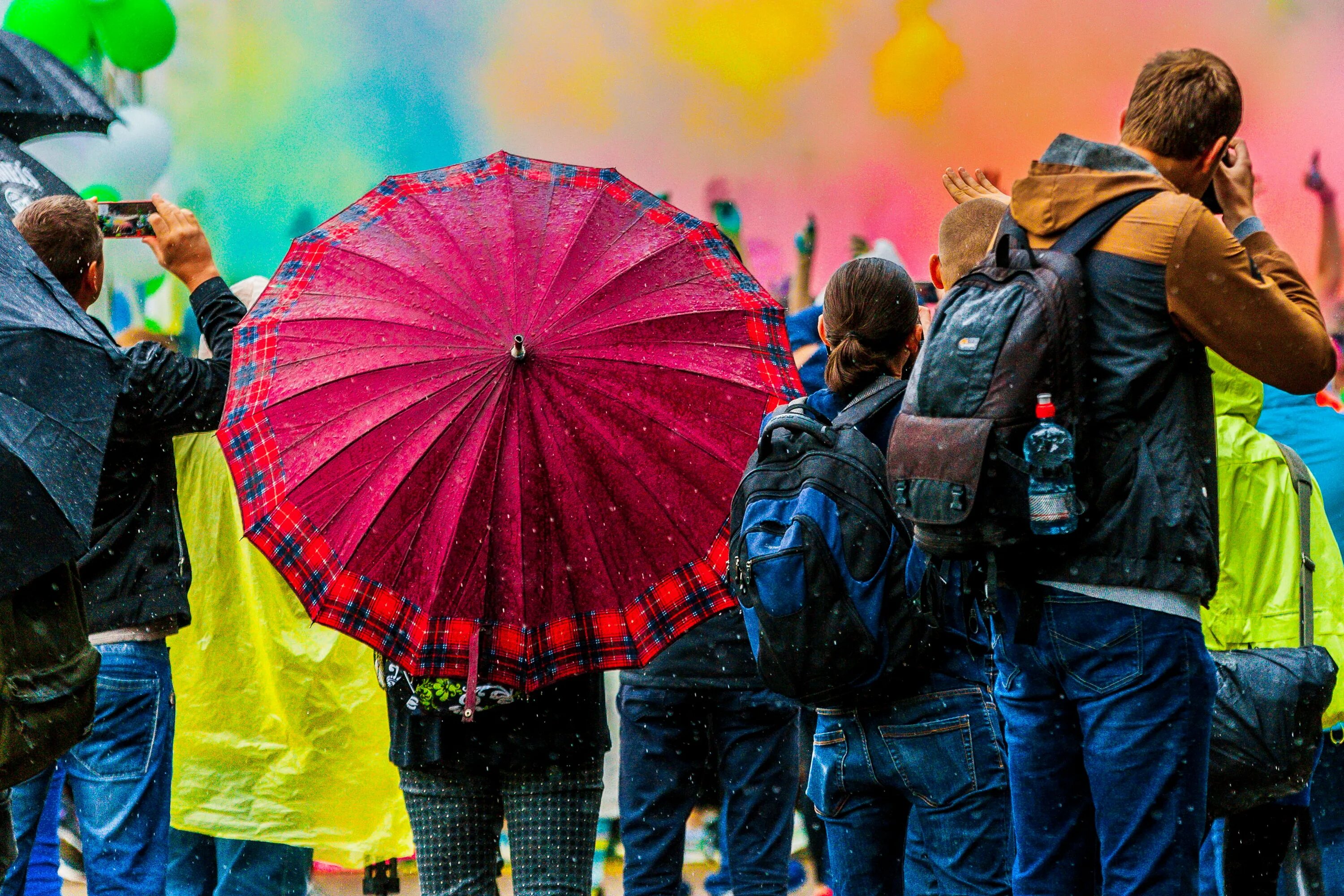 You take an umbrella today. Толпа с зонтиками. Толпа под зонтами. Толпа людей с зонтами. Сфера развлечений.