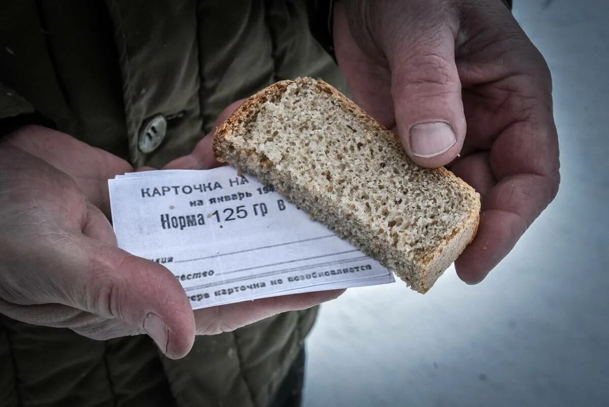 Жить кусочек хлеба. Кусочек хлеба в блокадном Ленинграде. Блокадный хлеб Ленинграда. Блокадный хлеб 2023. Кусочек хлеба из блокадного Ленинграда.