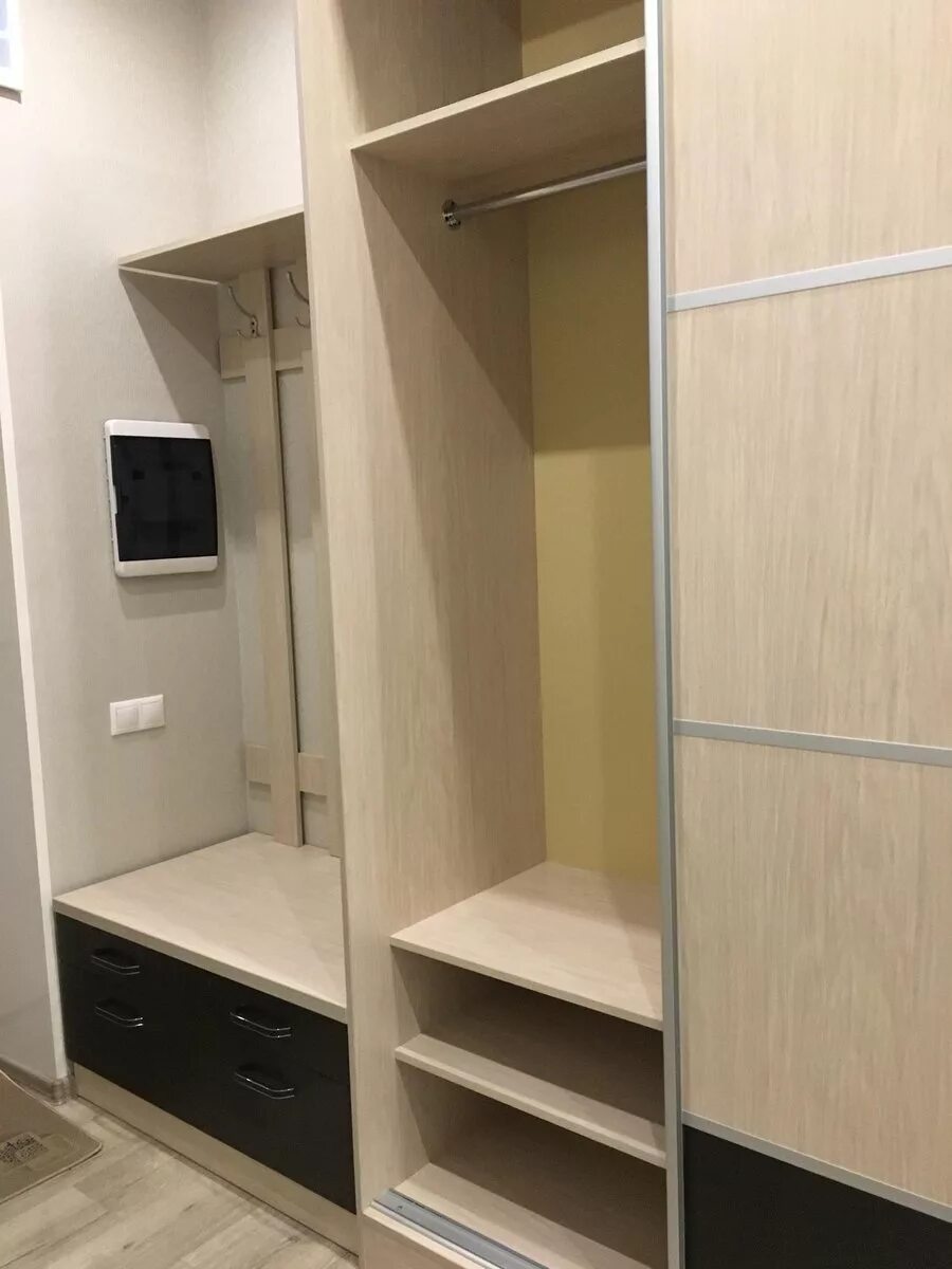 Узкий шкаф купе в прихожую. Шкаф купе в узкий коридор. узкий встроенный шкаф в прихожую. узкие встроенные шкафы в прихожую.