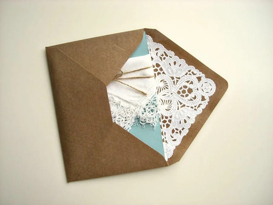 Как украсить конверт. Необычные конверты. Украсить конверт. Дизайнерские конверты. Красивый конверт из крафтовой бумаги.