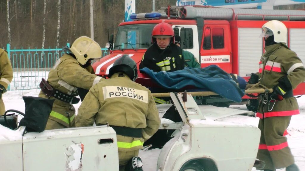 МЧС. МЧС спасатели пожарные. МЧС В деле. Первые работники МЧС. Пожарно спасательное дело