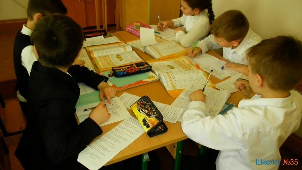 Коллективный мастер класс для детей. Поделка совместная с родителями. Дети на уроке технологии. Урок технологии в школе. Мастер класс групповая работа.