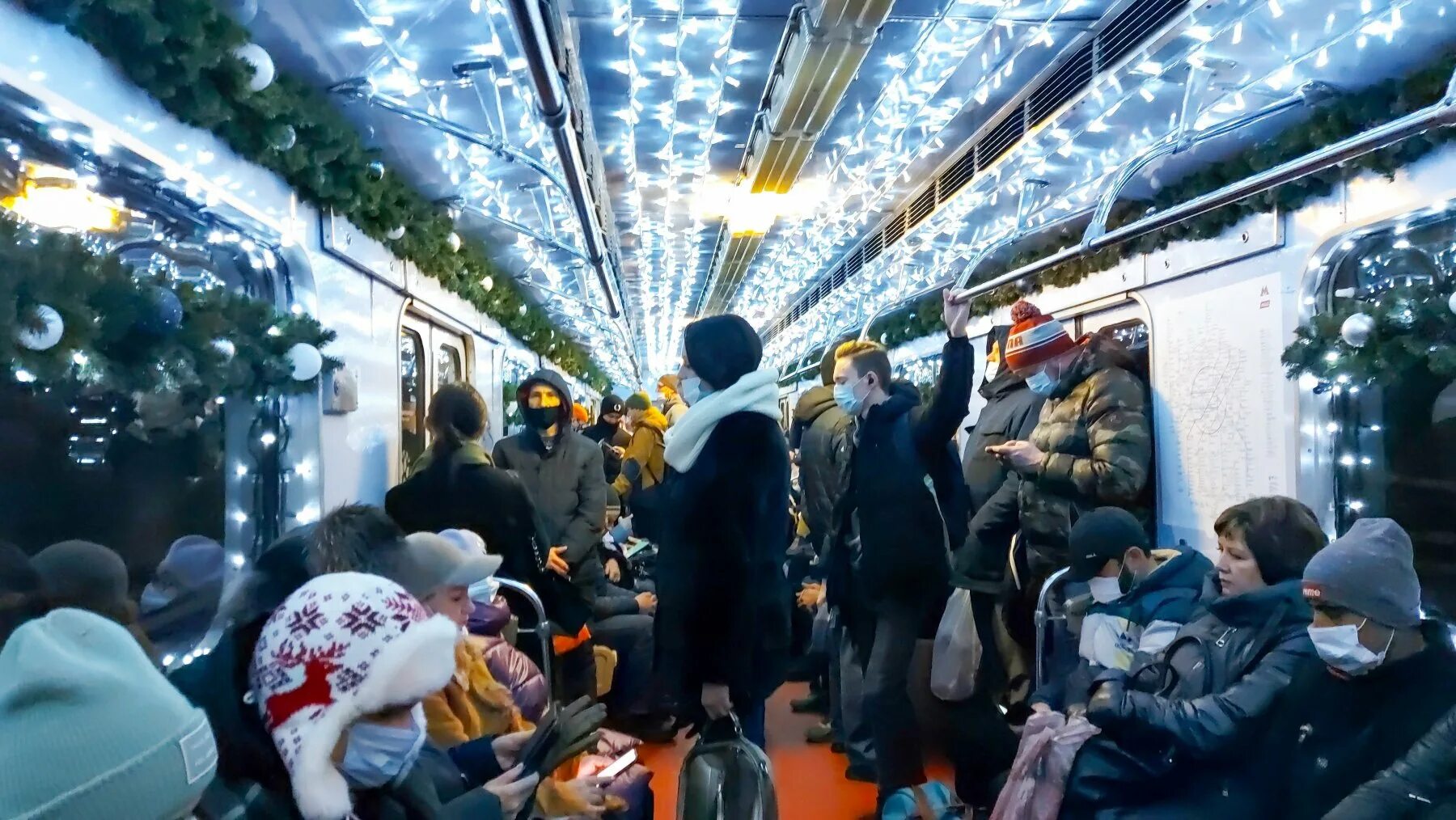 Мцд в новогоднюю ночь 2025. Новогодний поезд на таганско краснопресненской. таганско-краснопресненская линия новогодний поезд. метро в новогоднюю ночь москва. еж3 новый год москва.