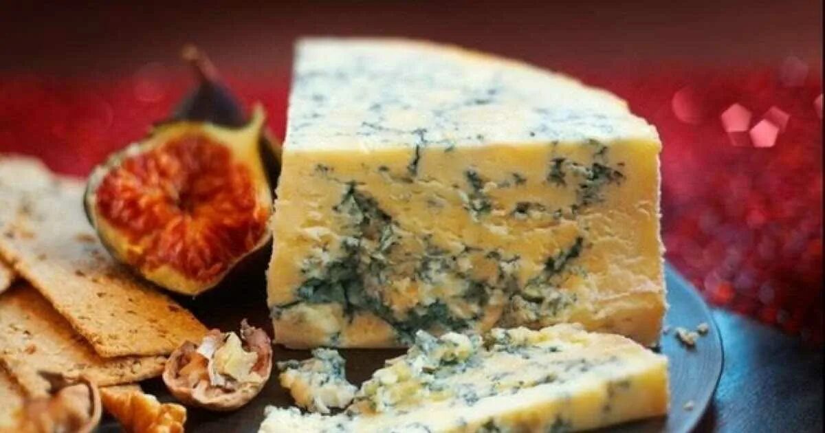 Какой сыр самый лучший. Вкусные сыры с плесенью. литовский сыр с плесенью. реклама сыра с плесенью. маасдам с плесенью.