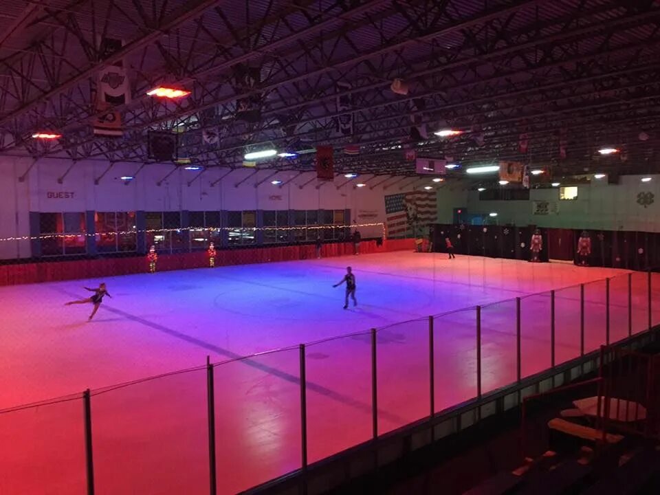 Айс арена расписание. The Rink каток. Каток в Мадриде. Айс Арена. ТРЦ Рио каток.