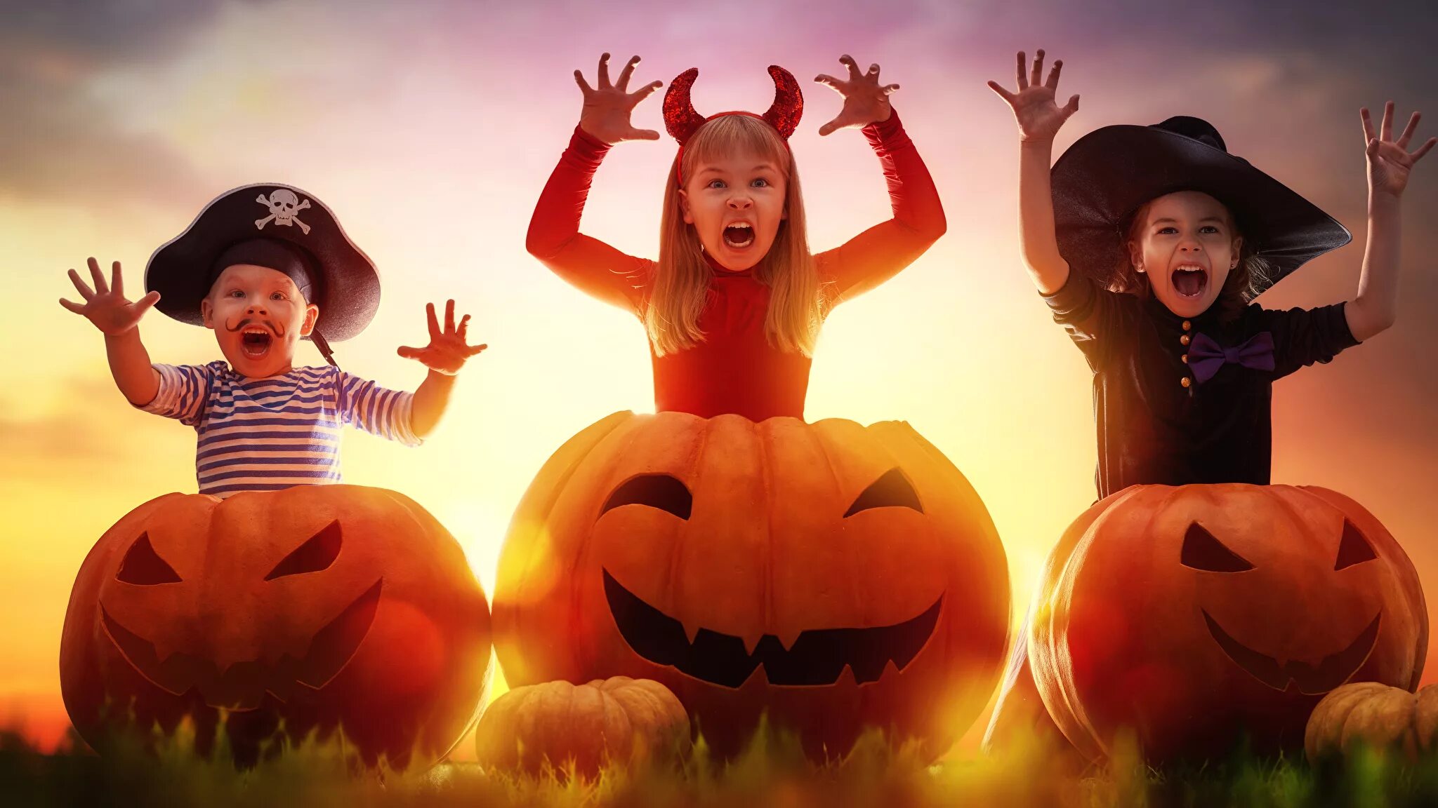 костюмы на хэллоуин для детей. дети ходят по домам на хэллоуин. хэллоуин детский праздник. вечеринка в хэллоуин. хэллоуин праздник.