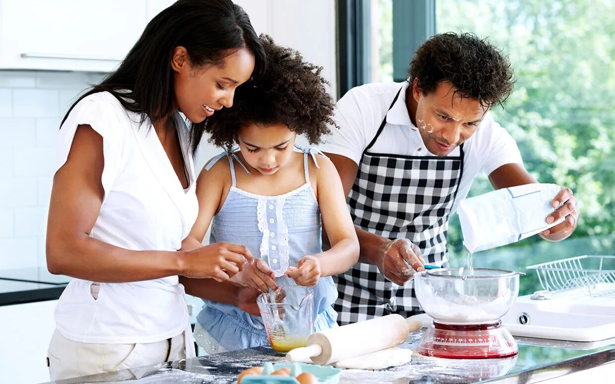 Готовим для детей. Дети готовят с родителями. Cooking with children. Семья выпечка.