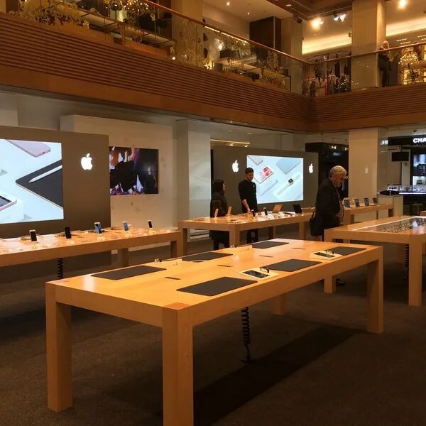 Магазин apple в москве в цуме. Корнер эпл цум. Магазин apple в москве. Цум айфоны. Цум айфоны.