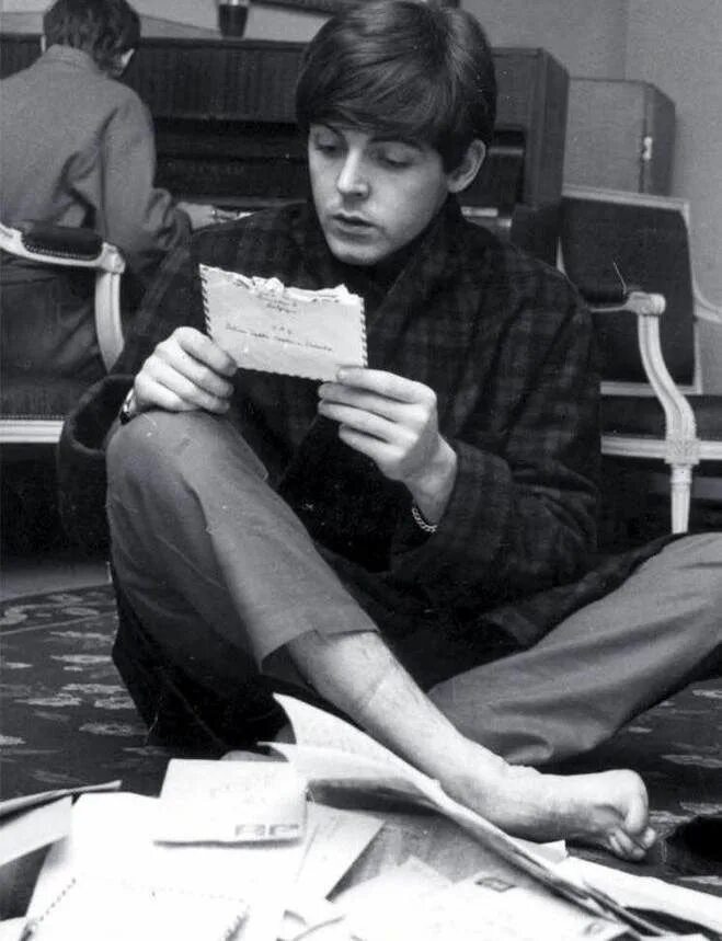 Fan reading. Paul MCCARTNEY молодой. Paul MCCARTNEY young.