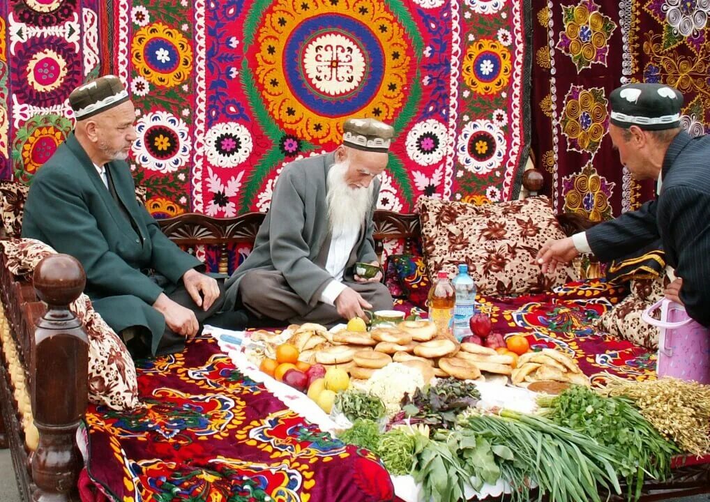 Узбекистане традиции Чайхана. Дастархан Навруз в Таджикистане. Гостеприимство Навруз Узбекистан. Чайхона Узбекистан чаепитие.