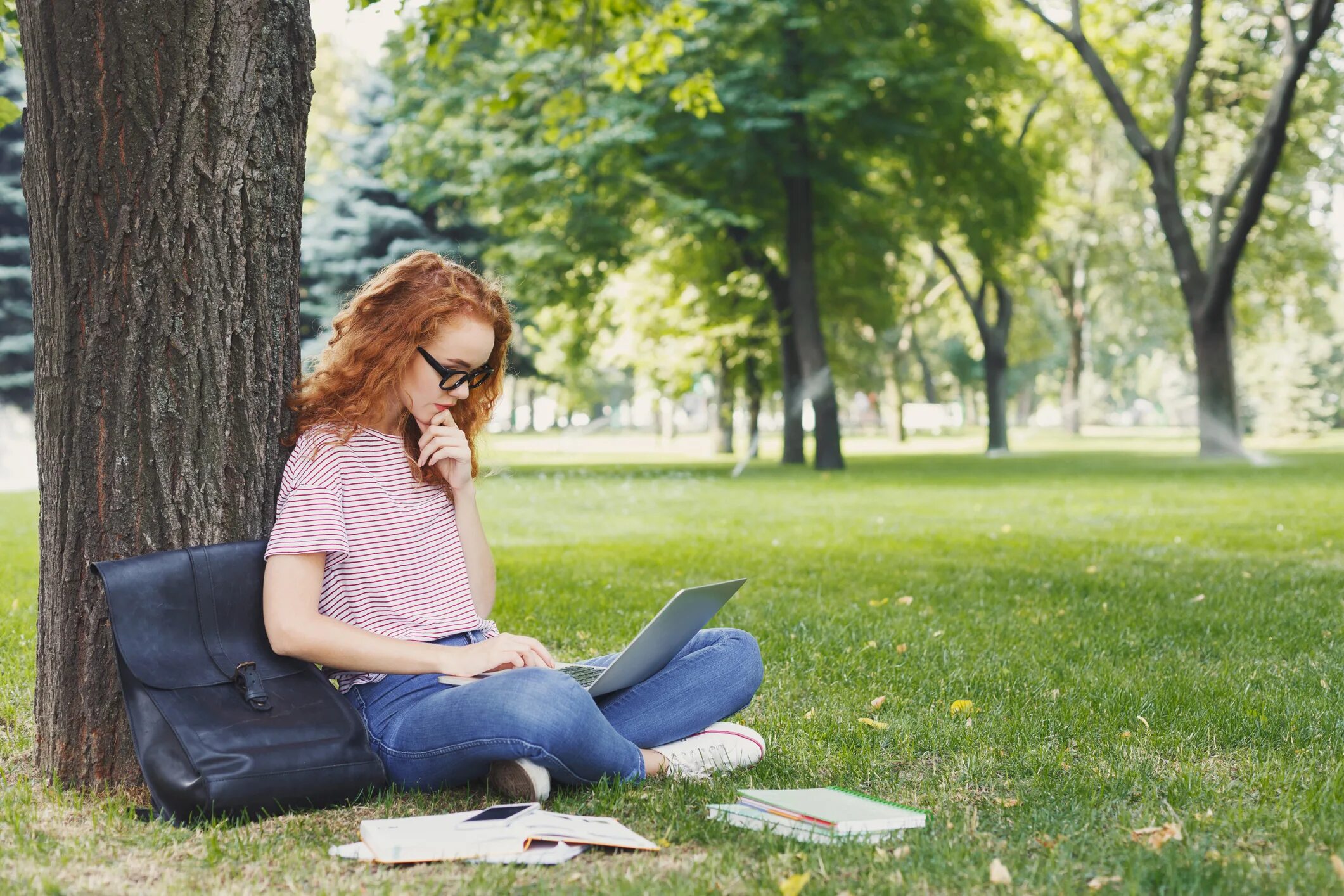 люди на лавочке в парке. обиженная пара. She is outside. маленькая девочка бежит. She is outside.