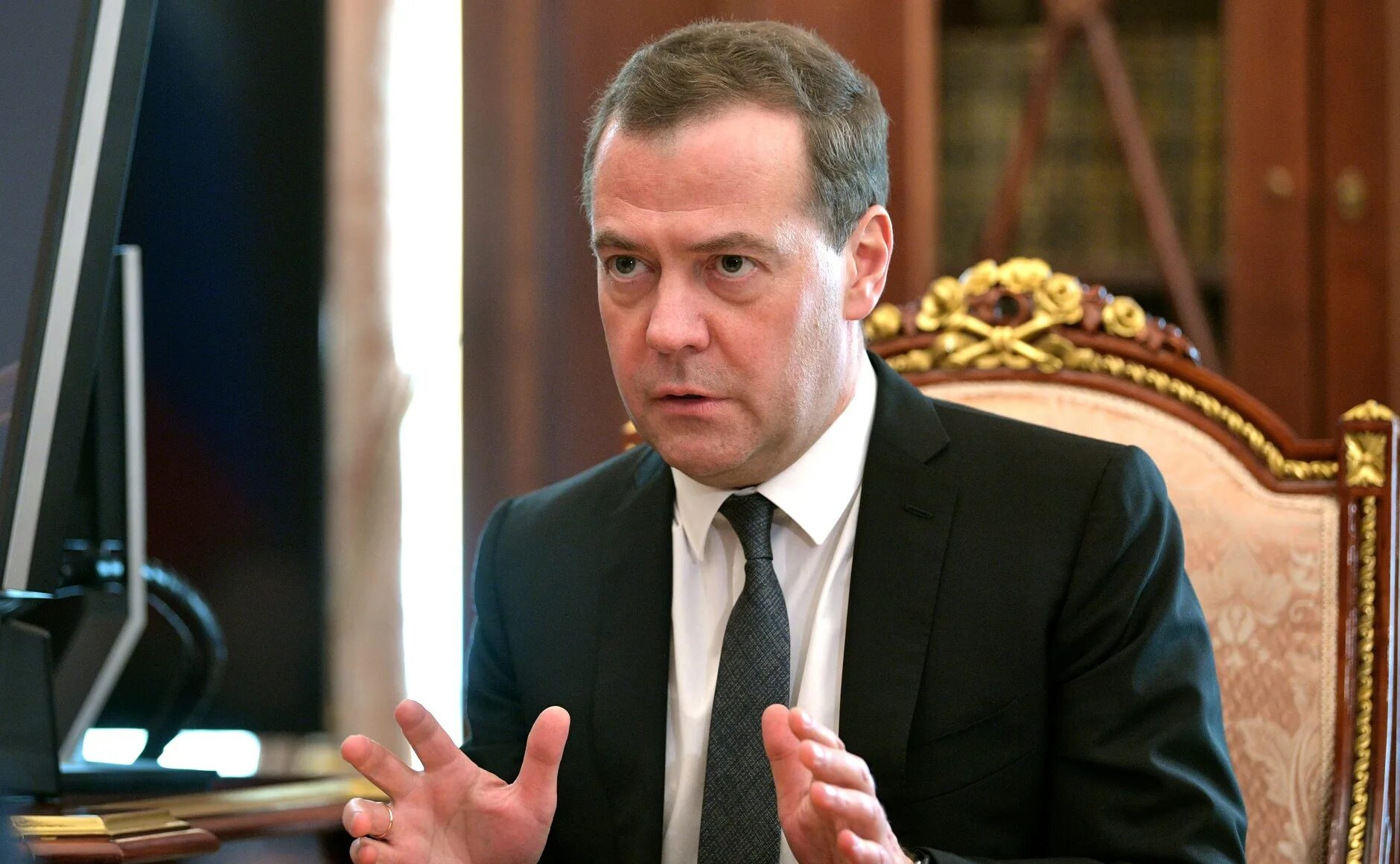 Медведев заявил, что РФ будет уничтожать военных НАТО в случае их появления на У