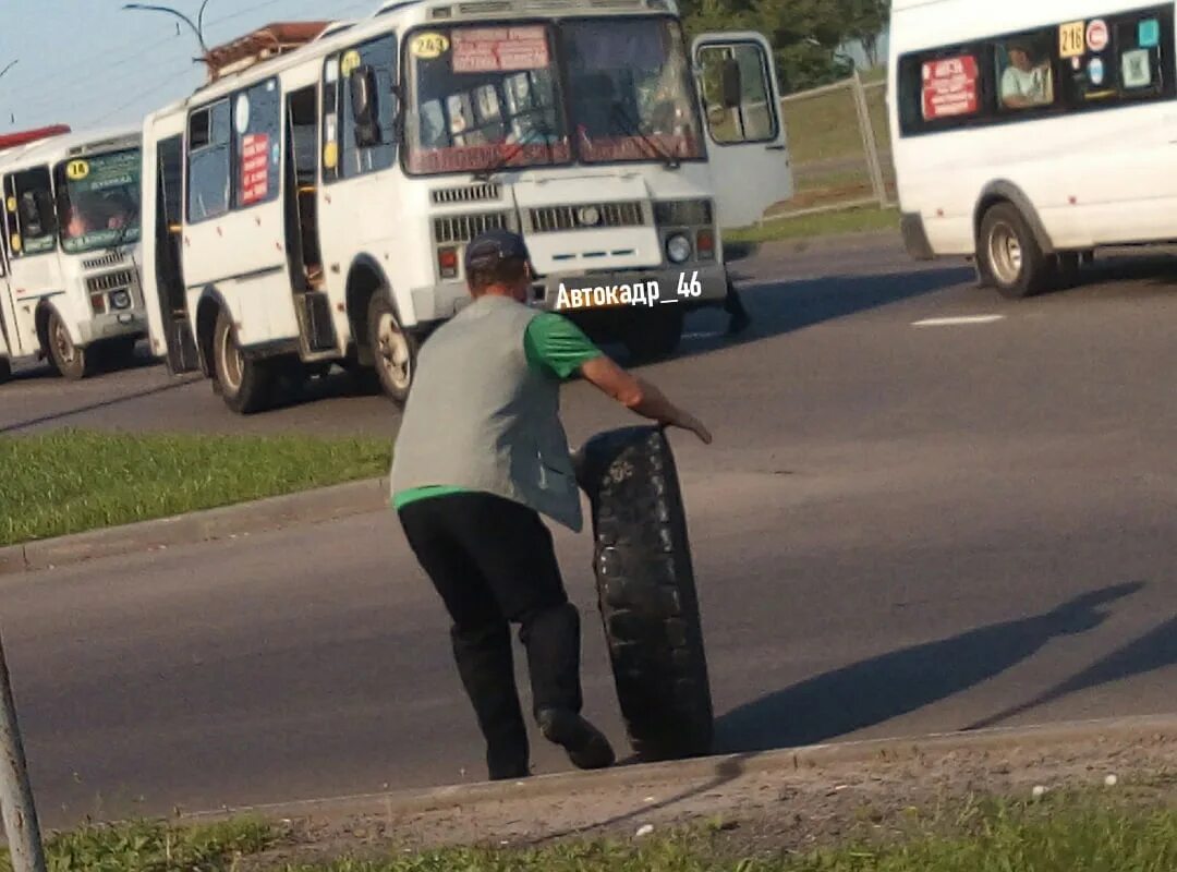 Можно колеса автобус. Оторвалось колесо. Колесо автобуса. Отлетело колесо у автобуса. У ПАЗИКА отвалилось колесо.