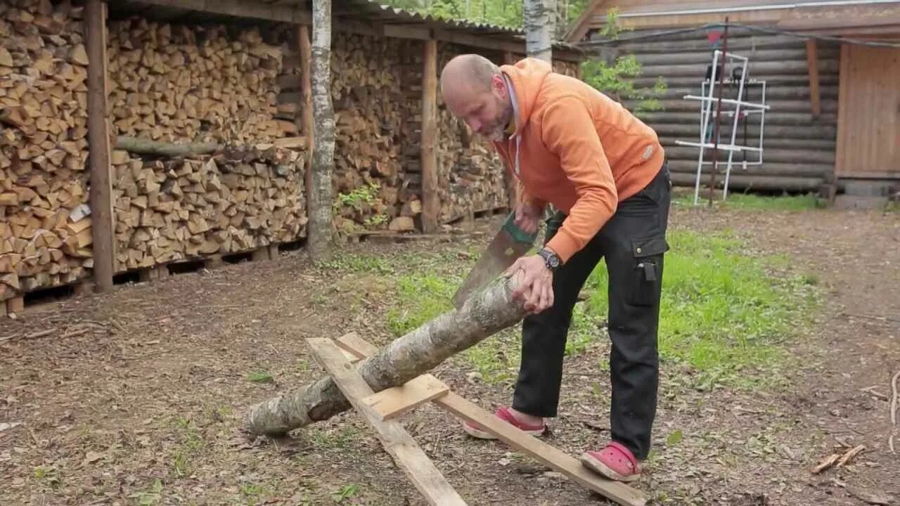 Бревна пилят пилой. Приспособление для распилки дров. приспособление для пиления дров бензопилой. приспособления для пиления дров цепными пилами. пилка дров ручной пилой.