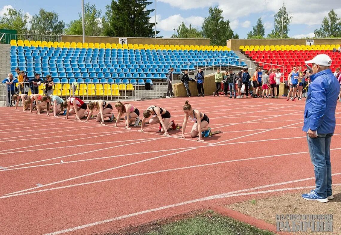 Центральный стадион Магнитогорск. Центральный стадион города Магнитогорска. Центральный стадион Магнитогорск легкая атлетика. Футбольный стадион в Магнитогорске. Магнитогорск стадион