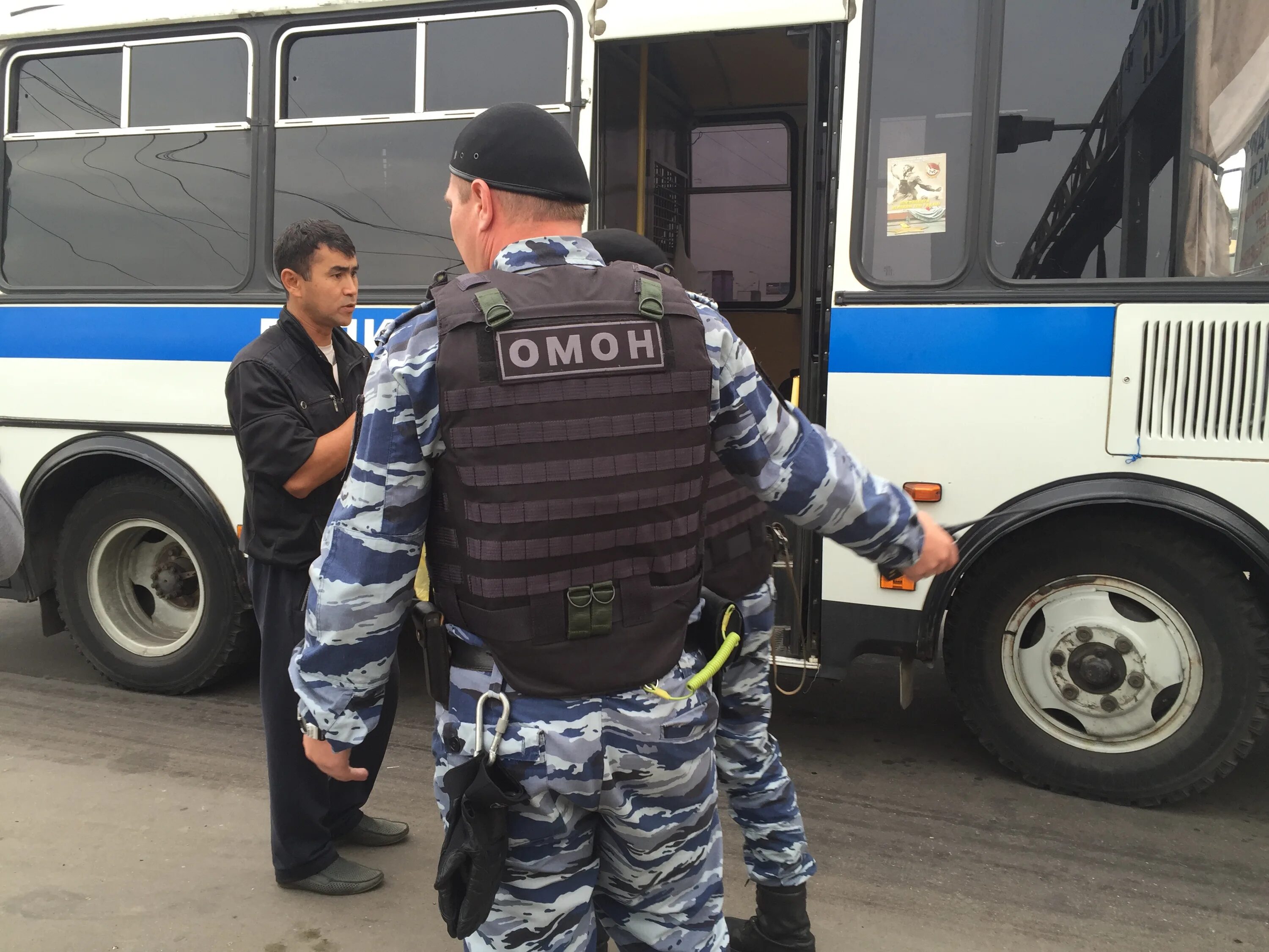 Облава омона. Рейд в петербурге. Облава омона. Омон облава. Волгоград омон волгоград.