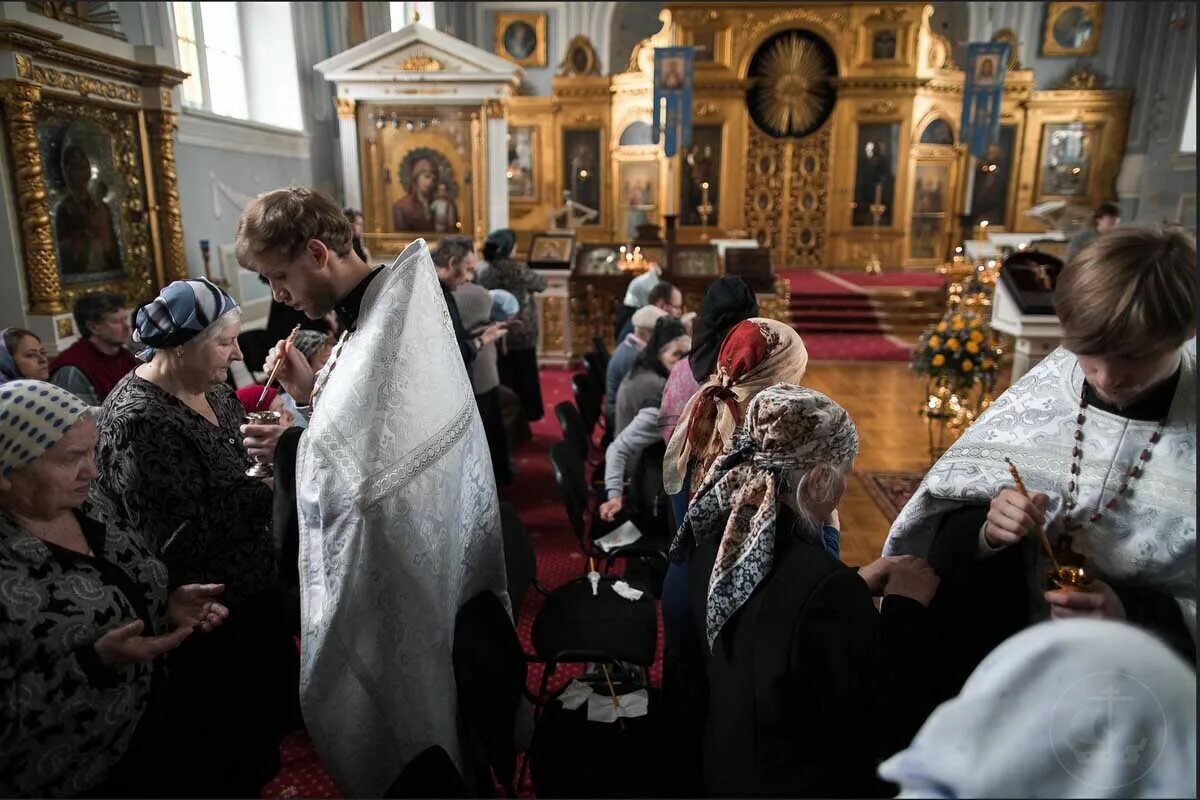 Сколько по времени соборование в храме. Соборование 7 священников. Елеосвящение Соборование. Соборование 2021. Церковная служба Соборование.