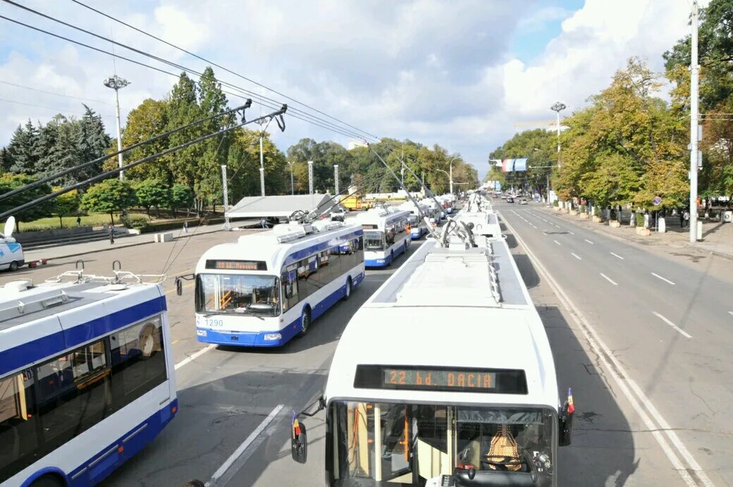 Транспорт кишинева. Кишинев транспорт троллейбус. Троллейбус Кишинев 20. Троллейбусы и автобусы в Кишиневе. Троллейбусы Молдовы Кишинев.