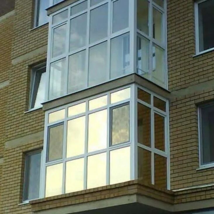 Стеклянный балкон. Тонированное остекление балкона. Французское остекление балкона. Пластиковый балкон.