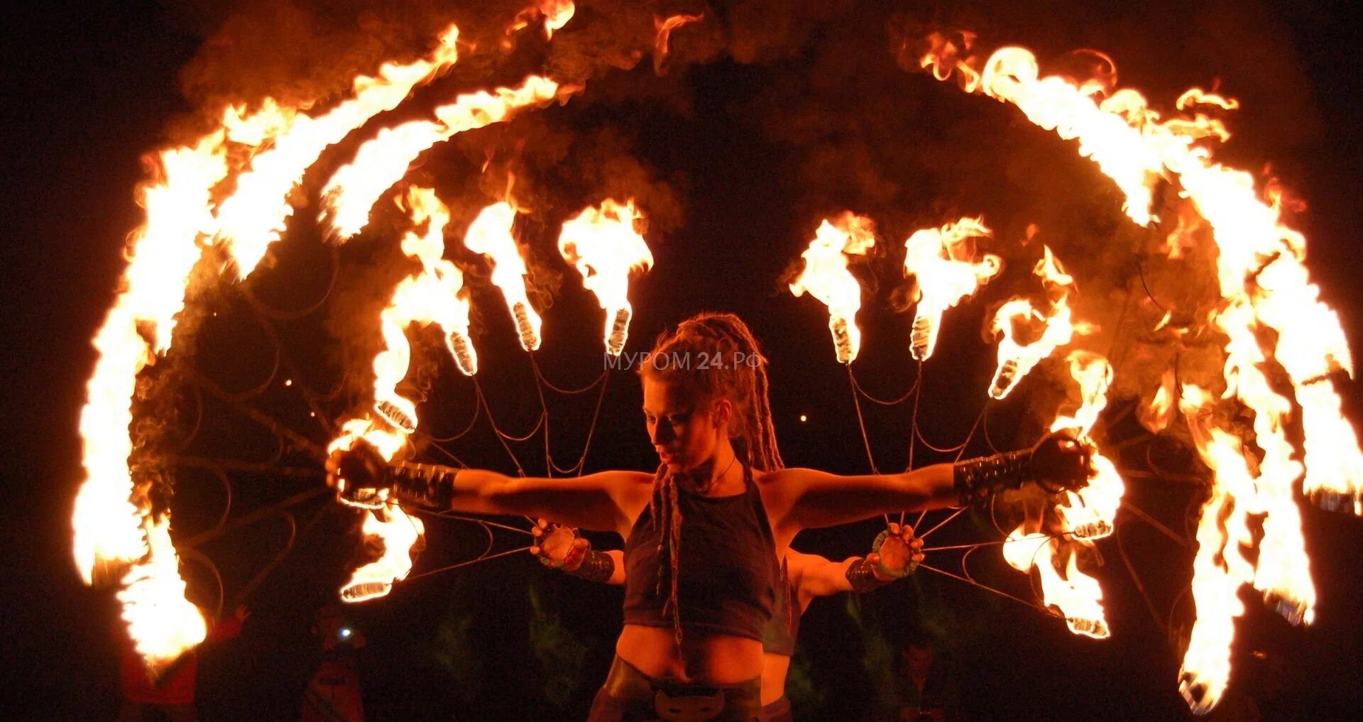 Как называется фаер. Фаер фанатский. Как называется фаер. Как называется фаер. Военный с фаером.