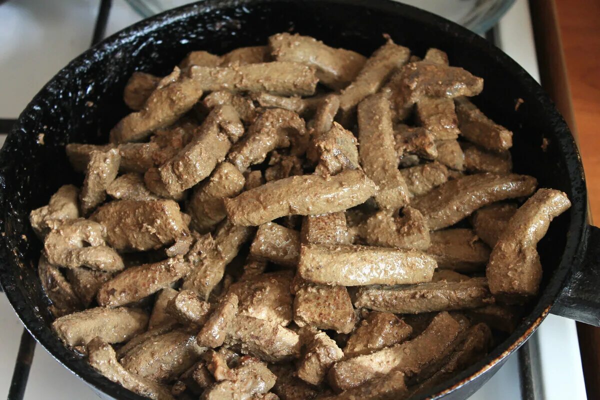 Как пожарить печень говяжью на сковороде вкусно. Печень обжаривают брусочками. жареная печенка. печень жареная на сковороде. жареная печень говяжья с луком на сковороде.
