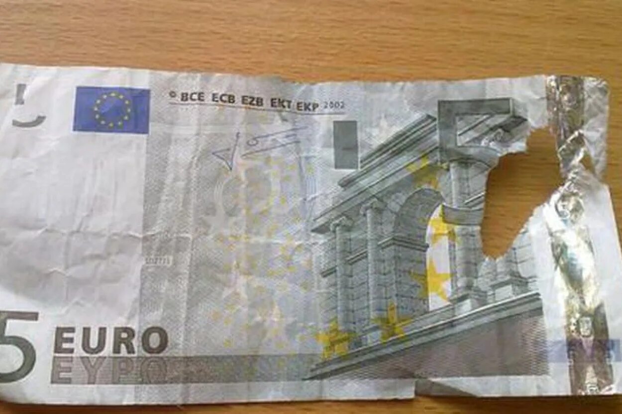 Испорченная купюра. Бумажные деньги евро. Поврежденные банкноты. Евро банкноты рваные. Испорченные евро.