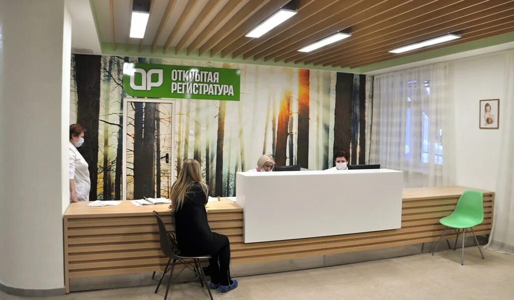 поликлиника на алтайской. поликлиника барнаул проект. открытая регистратура поликлиники. интерьер клиника регистратура. современная регистратура в поликлинике.