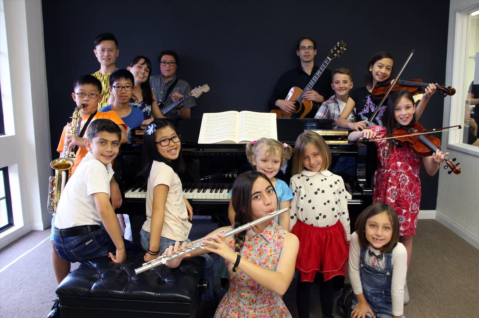 Занятие в музыкальной школе. Музыкальная школа. Музыкальное образование детей. Школьный оркестр США.