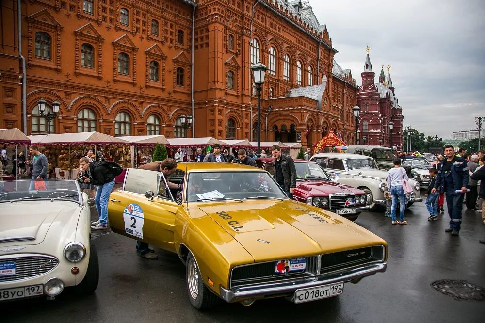 Из москвы на машине на 3 дня. Машины в Москве. Московские машины. Машины в центре Москвы. Тачки в центре Москвы.