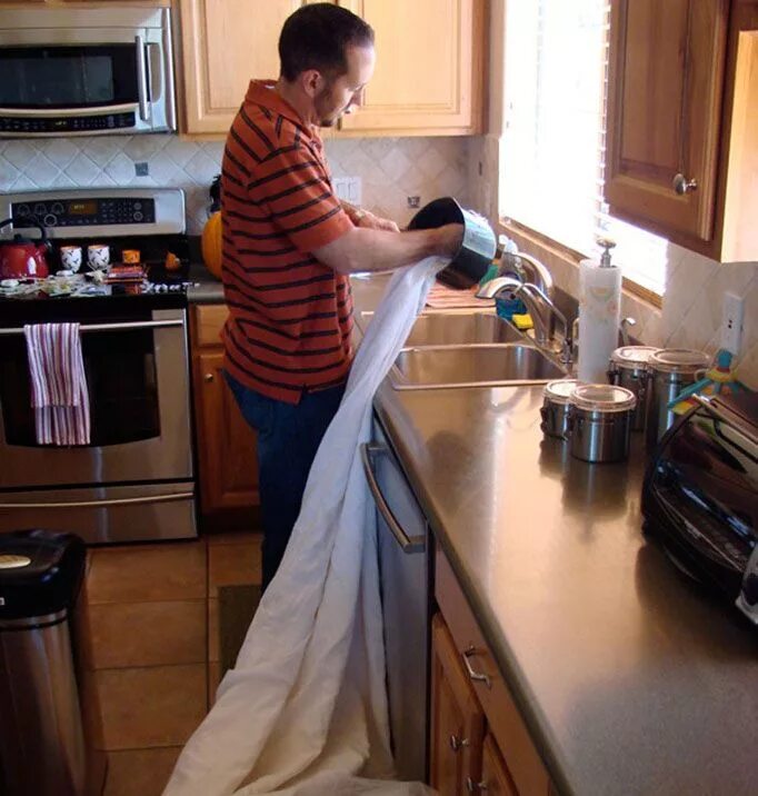 девушка под кроватью. большая семья в маленькой квартире. коммуналка. муж сфотографировал жену. жена осталась в квартире.