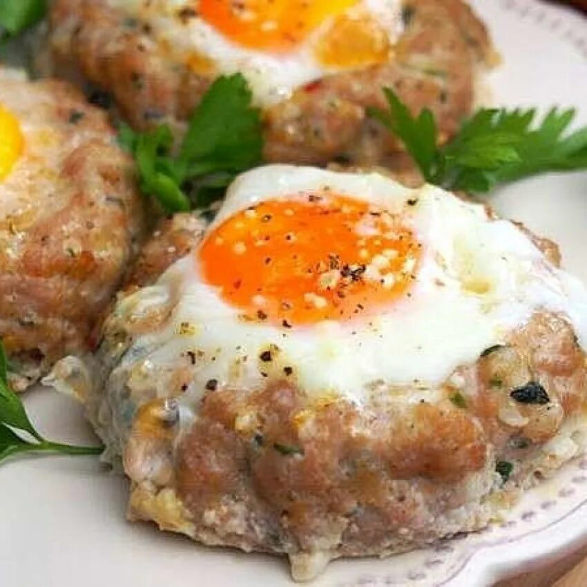 Котлеты из вареных яиц. Котлета с яйцом сверху. биточки с яйцом сверху. запеченные котлеты. яичница с котлетой.