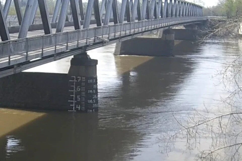 Веб камера реки томь в новокузнецке. Уровень воды рек Обь Томь. Разный уровень воды. Река глубокая чистка мост на Кроне.