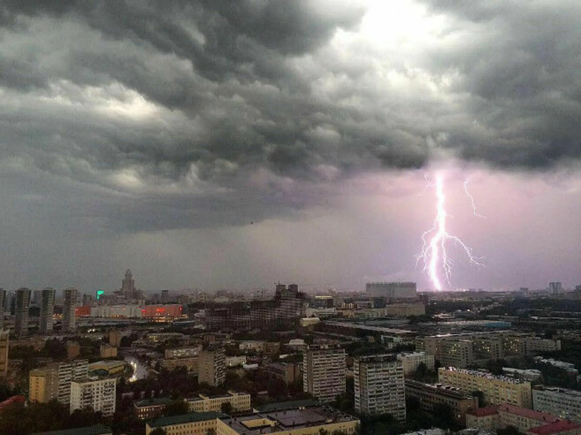 Торнадо в Москве 1998. Шторм в Москве 2017. Шторм в Москве 1998. Ураган в Москве 2017 смерч. На москву надвигается ураган