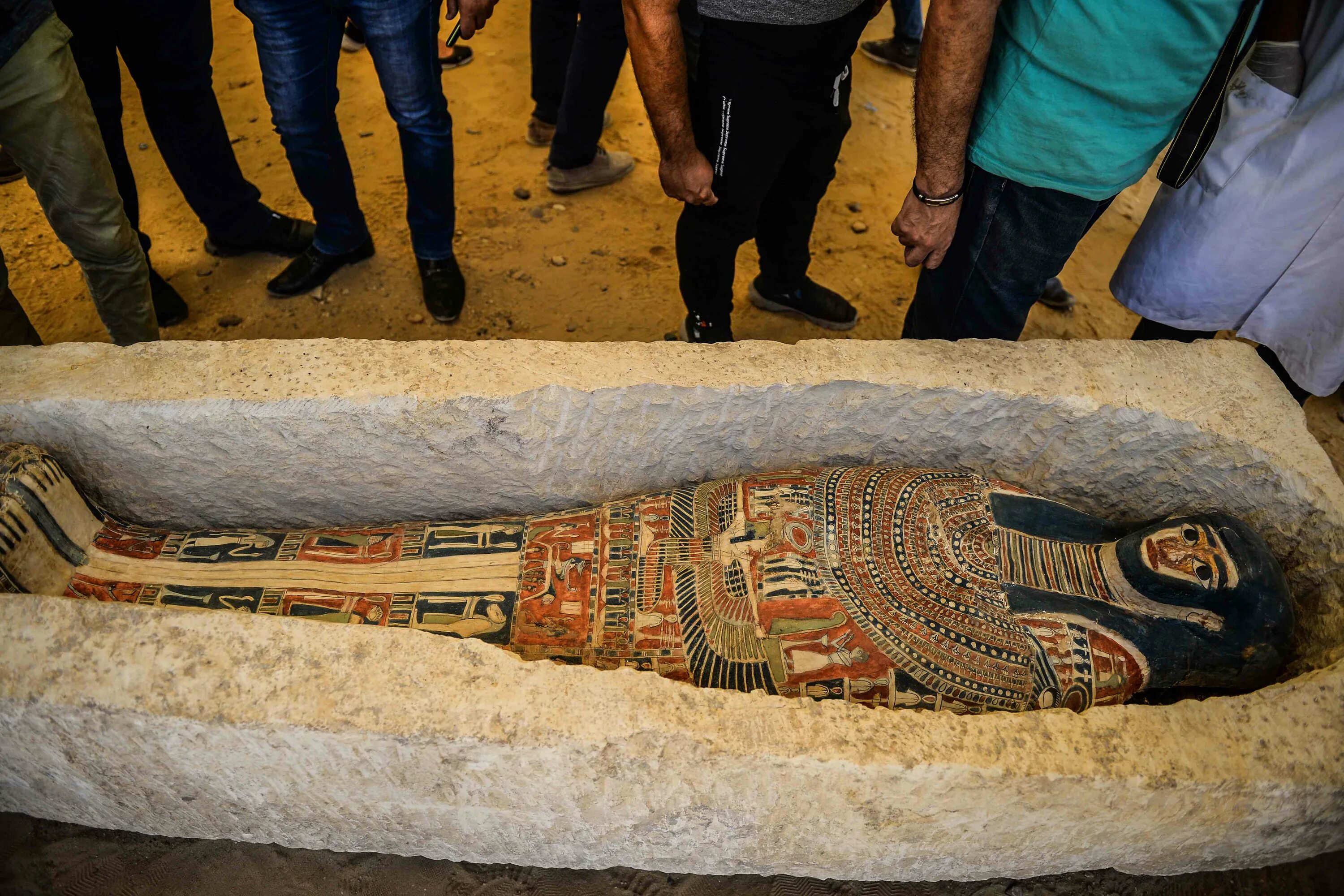 Что такое погребение фараона. Пирамида Хеопса мумии Египта. Пирамида Хеопса Мумия фараона. Бальзамирование мумии Египет. Мумия в саркофаге в древнем Египте.