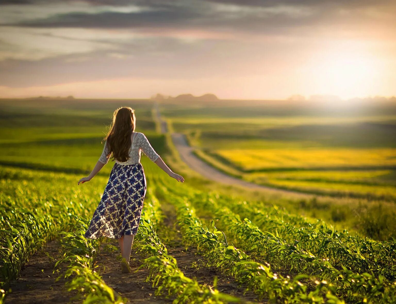 Юрий шатунов фотоальбомов. А помнишь как босиком бродили. А помнишь как босиком бродили. Ноги в луже. Босиком под дождем.