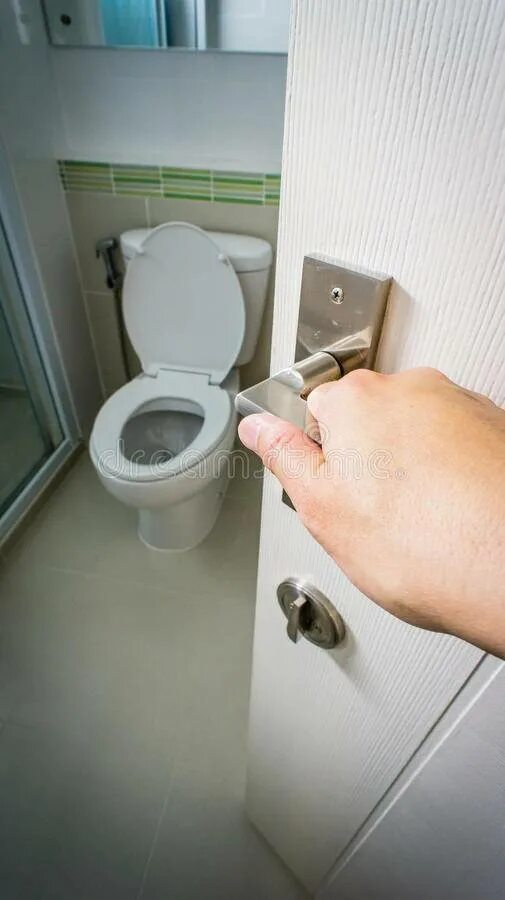 Можно в туалет заходить. Дверь в туалет. Дверьки в туалете открытые. Закрытая дверь в туалет. Открывание дверей в санузлах.