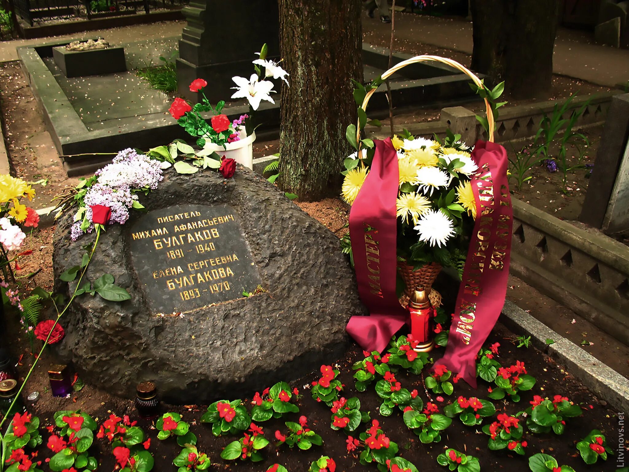 Где похоронены писатели. Новодевичье кладбище Булгаков могила. Могила Михаила Булгакова на Новодевичьем кладбище.