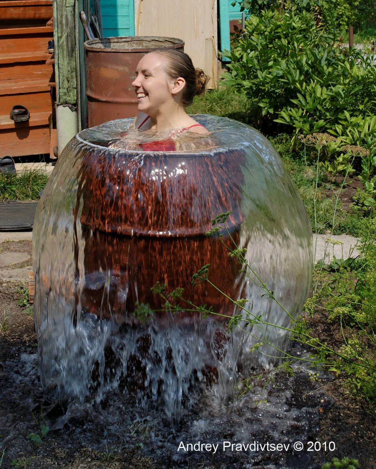 из бочки вылили. пивные бочки. задания с бочонками меда. бочка для полива огорода. шланг для полива из бочки.