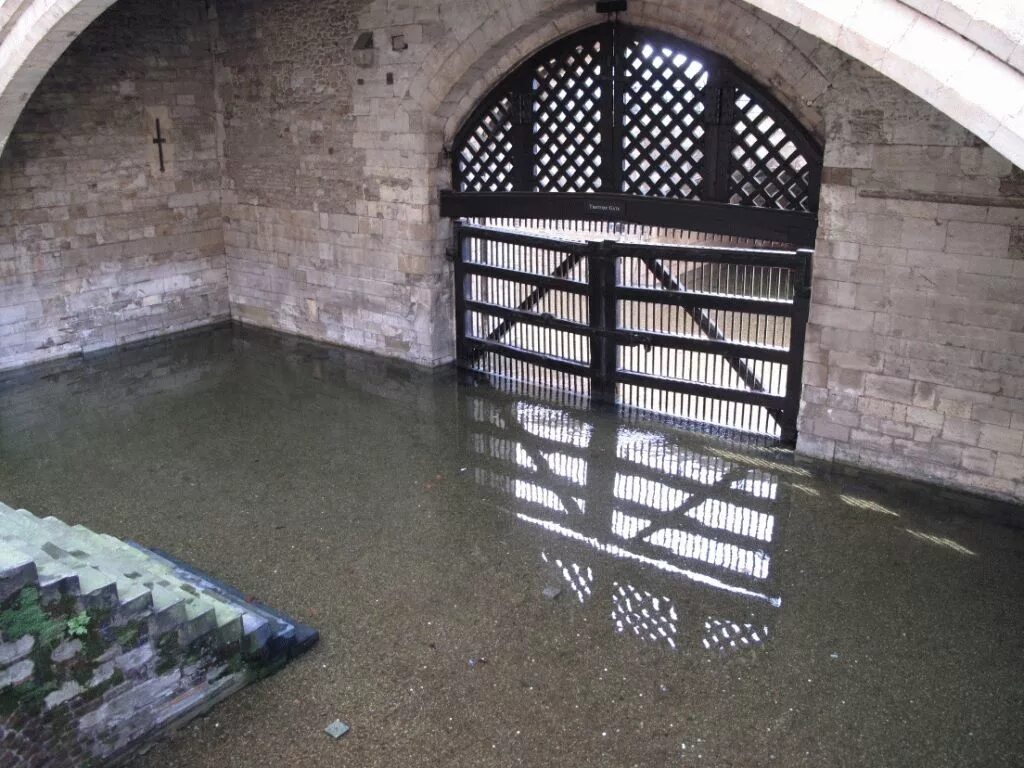 анна болейн в тауэре. лондонский тауэр ворота предателей. Tower of london тюрьма. ворота тауэра. ворота предателей на темзе.