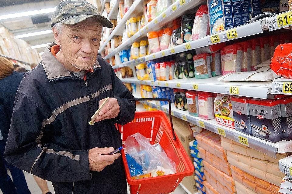 Дедушка в магазине. Пенсионеры в магазине. Старик в магазине. Пенсионеры в продуктовом магазине.