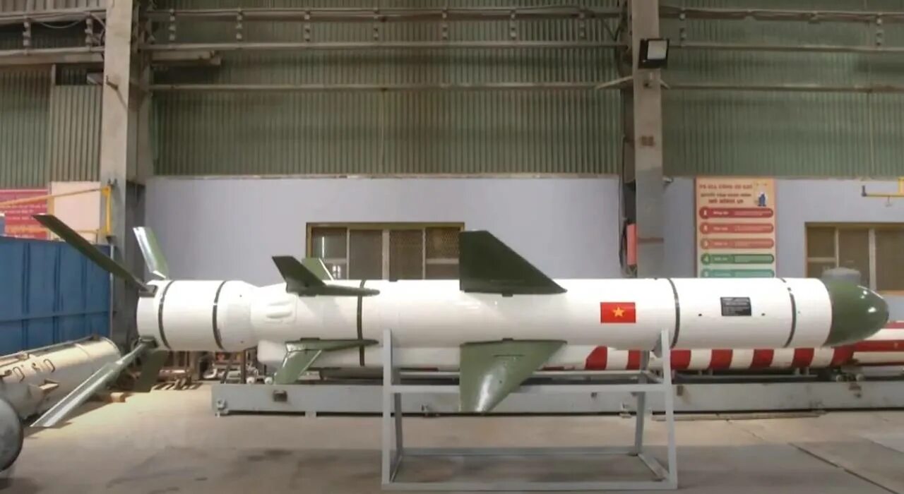 Пкр уран х-35. Х-35 уран. Ракета уран х-35. Противокорабельных ракет х 35. Х-35 противокорабельная ракета.