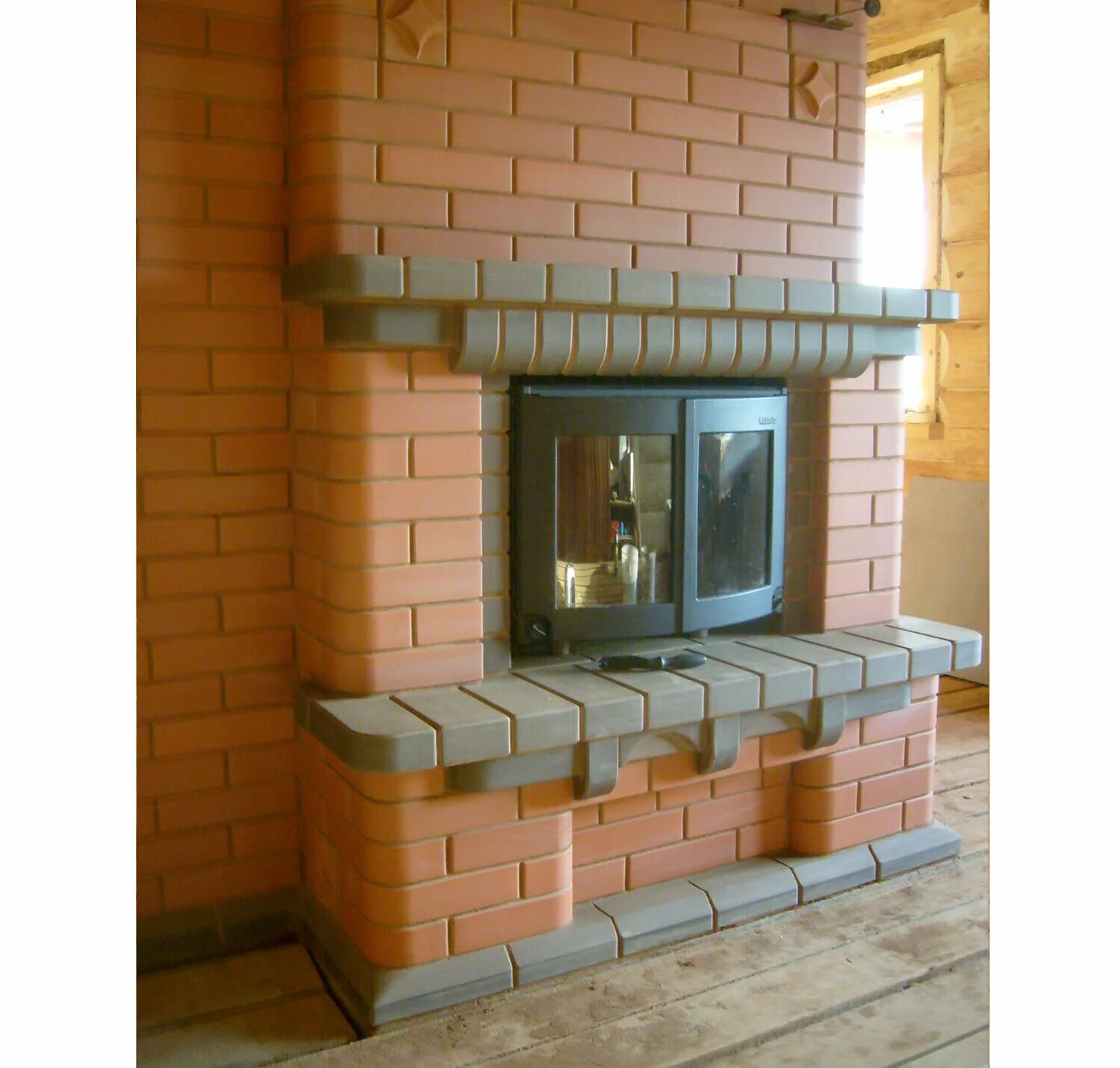 Каминная облицовка кирпич. Камин из кирпича. Камин облицованный кирпичом. Отделочный кирпич для каминов. Камин донские зори.