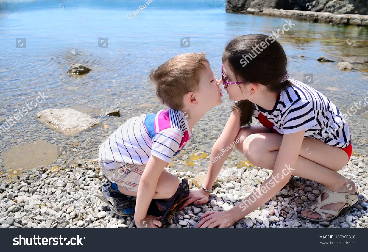 Сестрички на пляжу лет 10. Маленький мальчик и девочка занимаются. Брат и сестра целуются. Поцелуй в 10 лет. Лижет киску младшей сестры