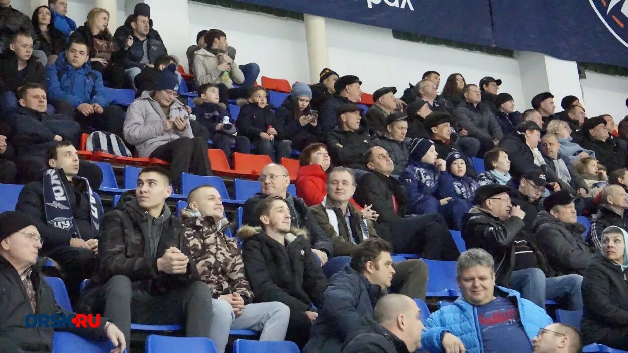 Олимпиец команда хоккей сургут. Болельщики урал фото. Гостевая болельщиков южный урал. Гостевая болельщиков южный урал. Хк ижсталь.