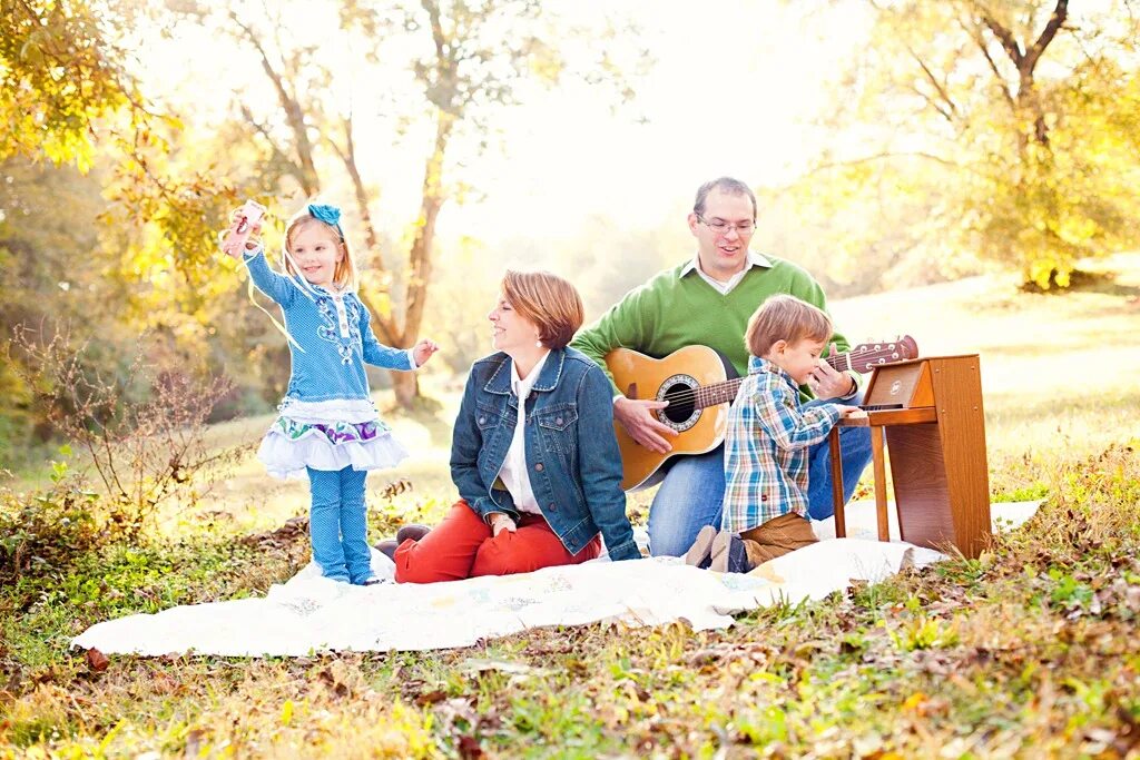 Семья в саду. Семья поет. Музыкальная семья. Семейное пение. Singing family