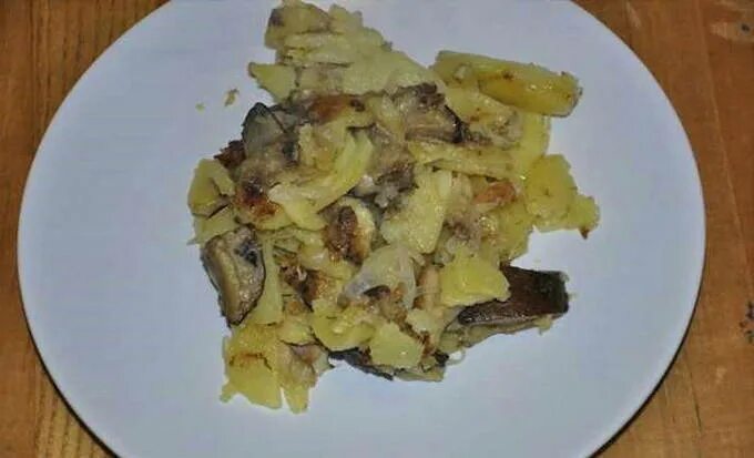 Картофель жареный с грибами. Картошка с лесными грибами на сковороде рецепт. Картошка с грибами на сковороде. Картошка с лесными грибами на сковороде рецепт. Картошка жареная с грибами и луком на сковороде.