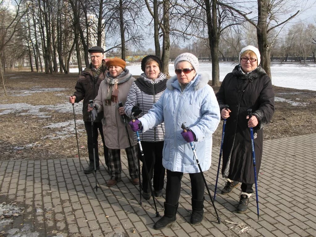 Пенсионеры в перово. Красный крест в г тосно какая помощь пенсионерам. Скандинавская ходьба московское долголетие. Московское долголетие в новогиреево фото. Пенсионеры.